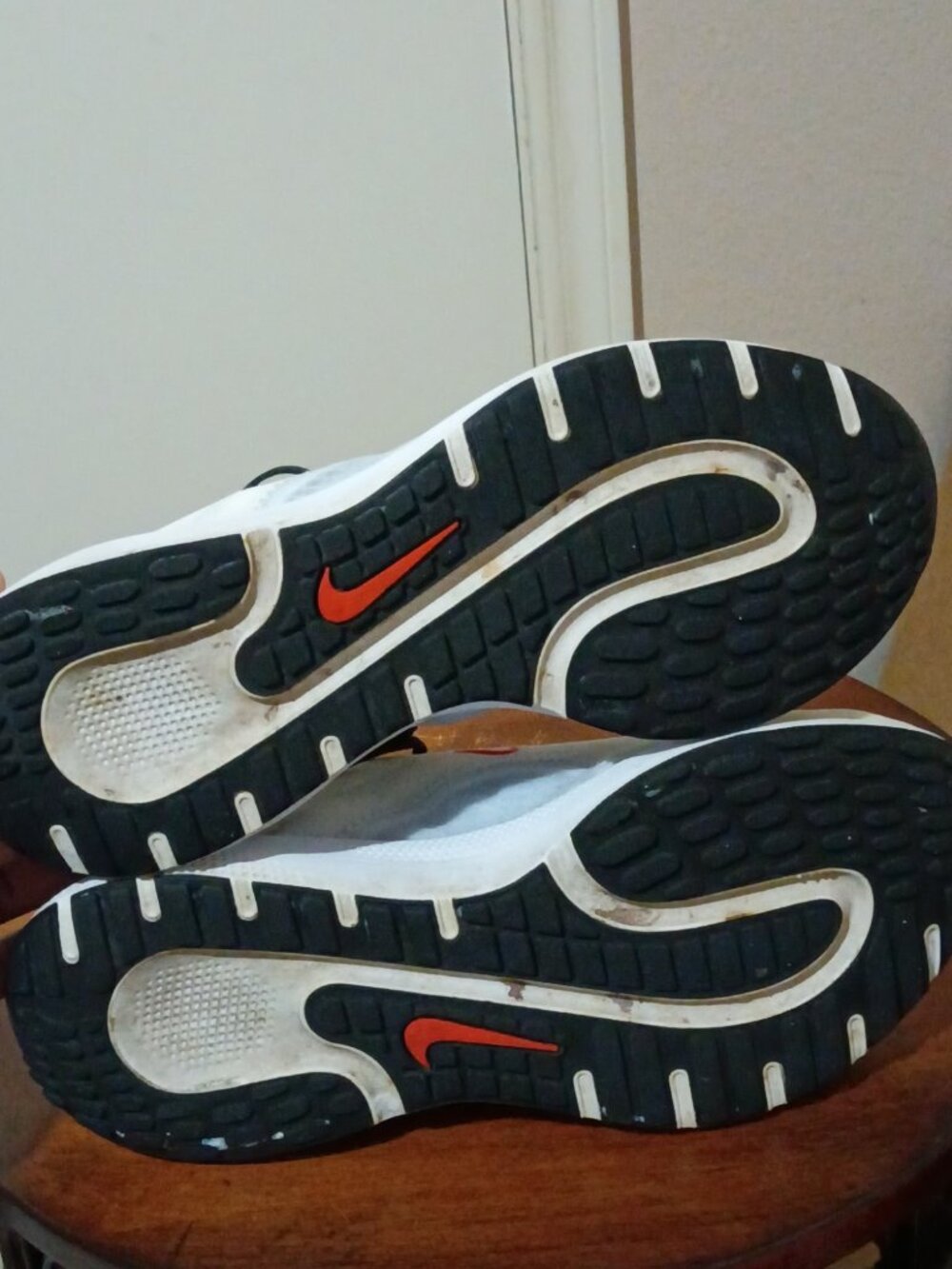 Nike React Escape Run Women's Size 8.5 White Black Gold Running Shoes CV3817-103 - Picture 3 of 13